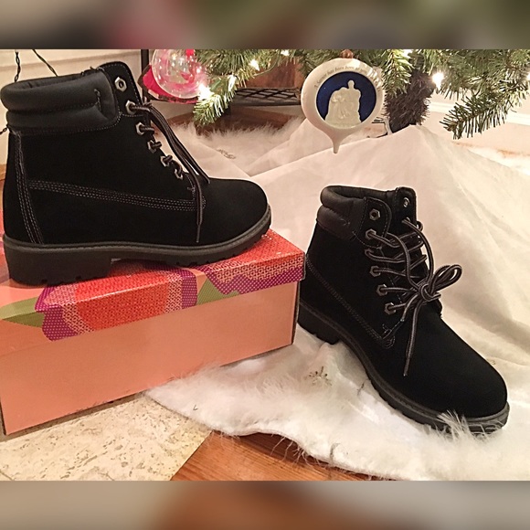 LAST PAIIR! ❤️ Adorable Vegan Sneaker Boots! - Picture 3 of 7
